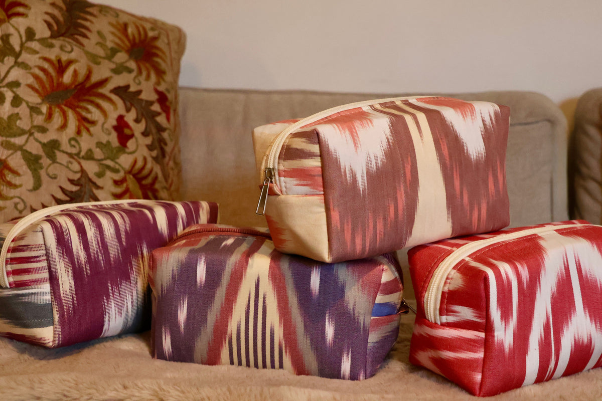 Beauty case in cotone ikat: l’accessorio pratico e artigianale da portare sempre con te