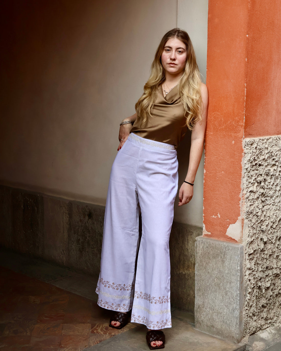 Pantalone Petra in lino: il ricamo tatreez che racconta una storia