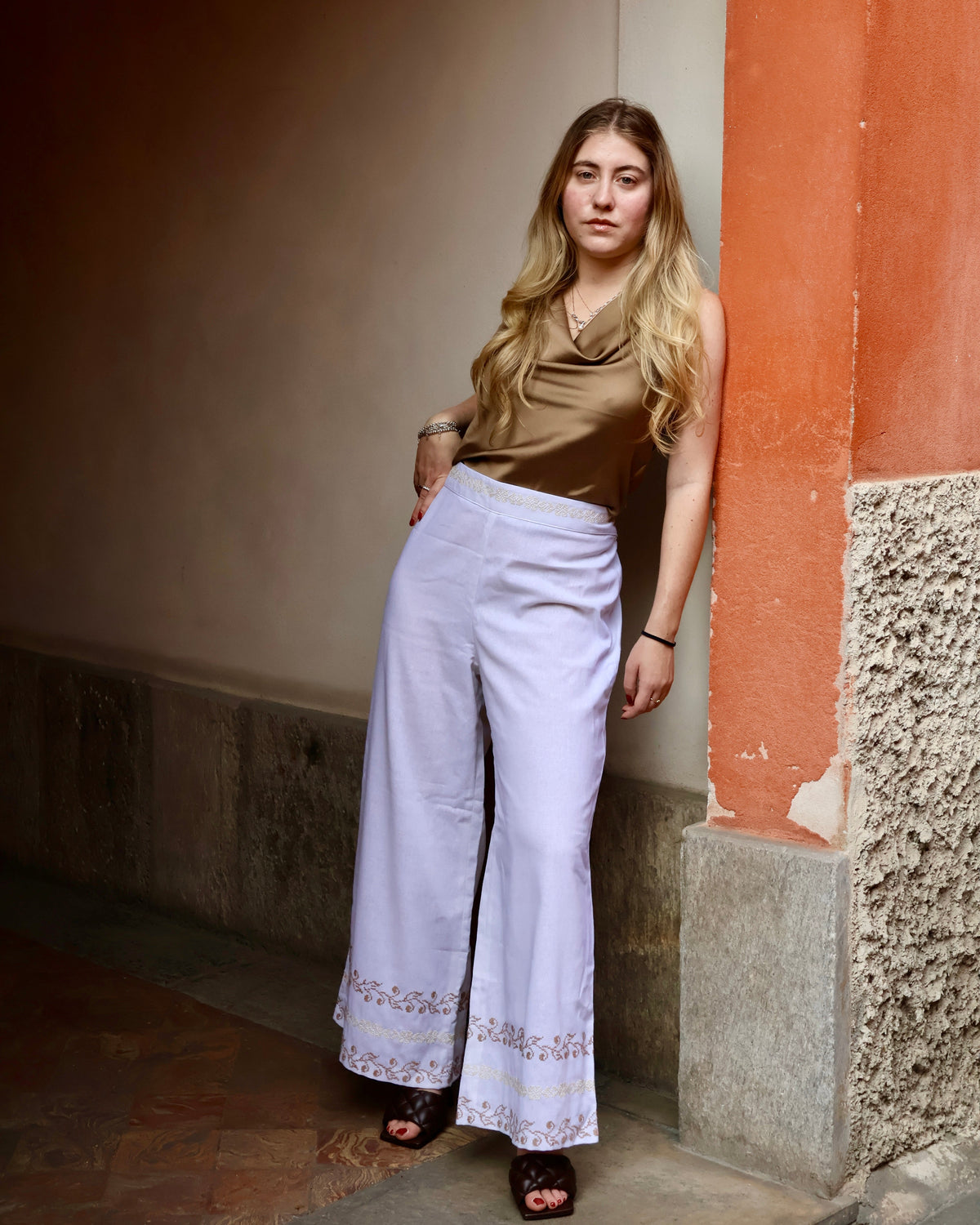 Pantalone Petra in lino: il ricamo tatreez che racconta una storia
