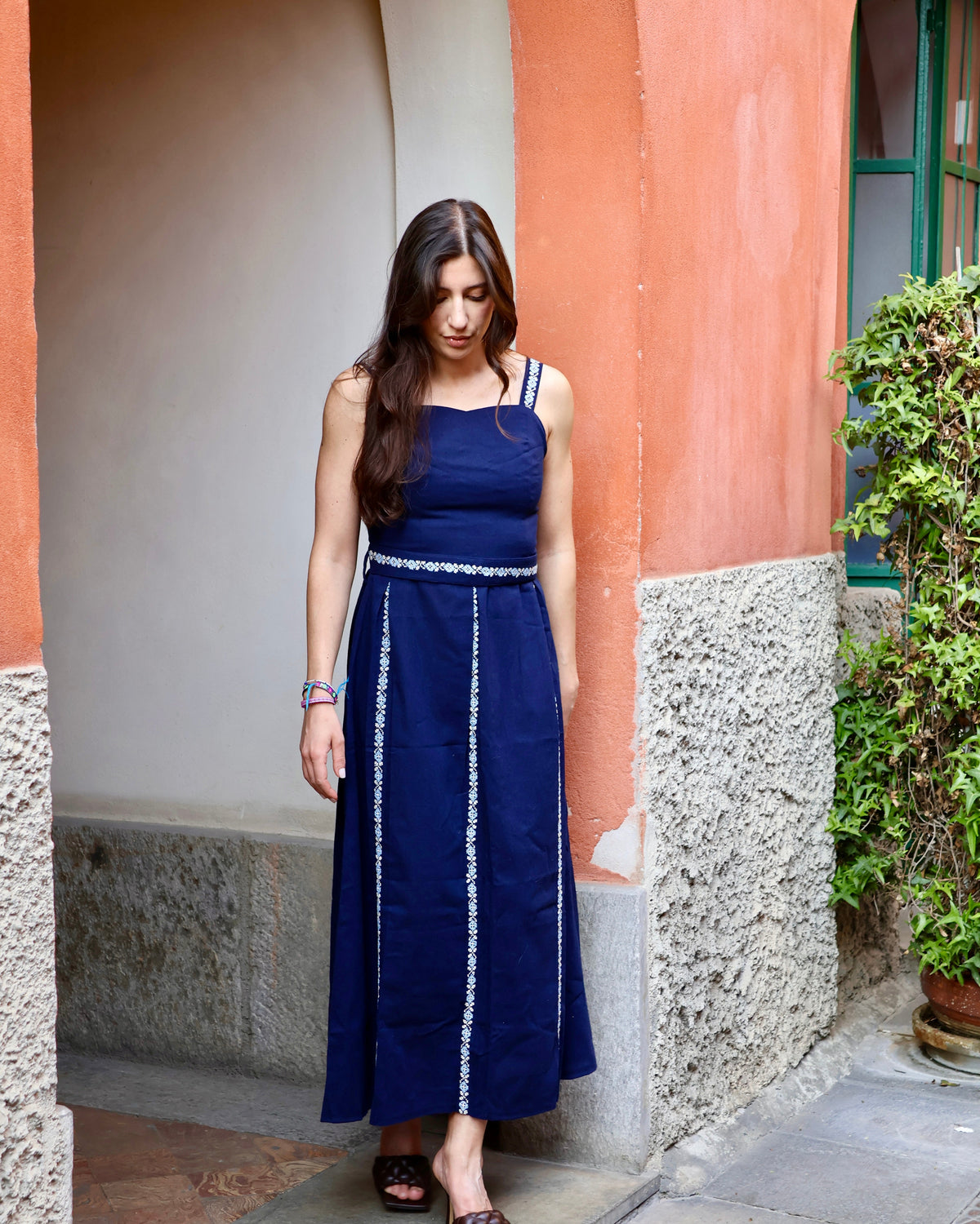 Vestito Amman in lino ricamato: l’eleganza artigianale tra Giordania e design contemporaneo