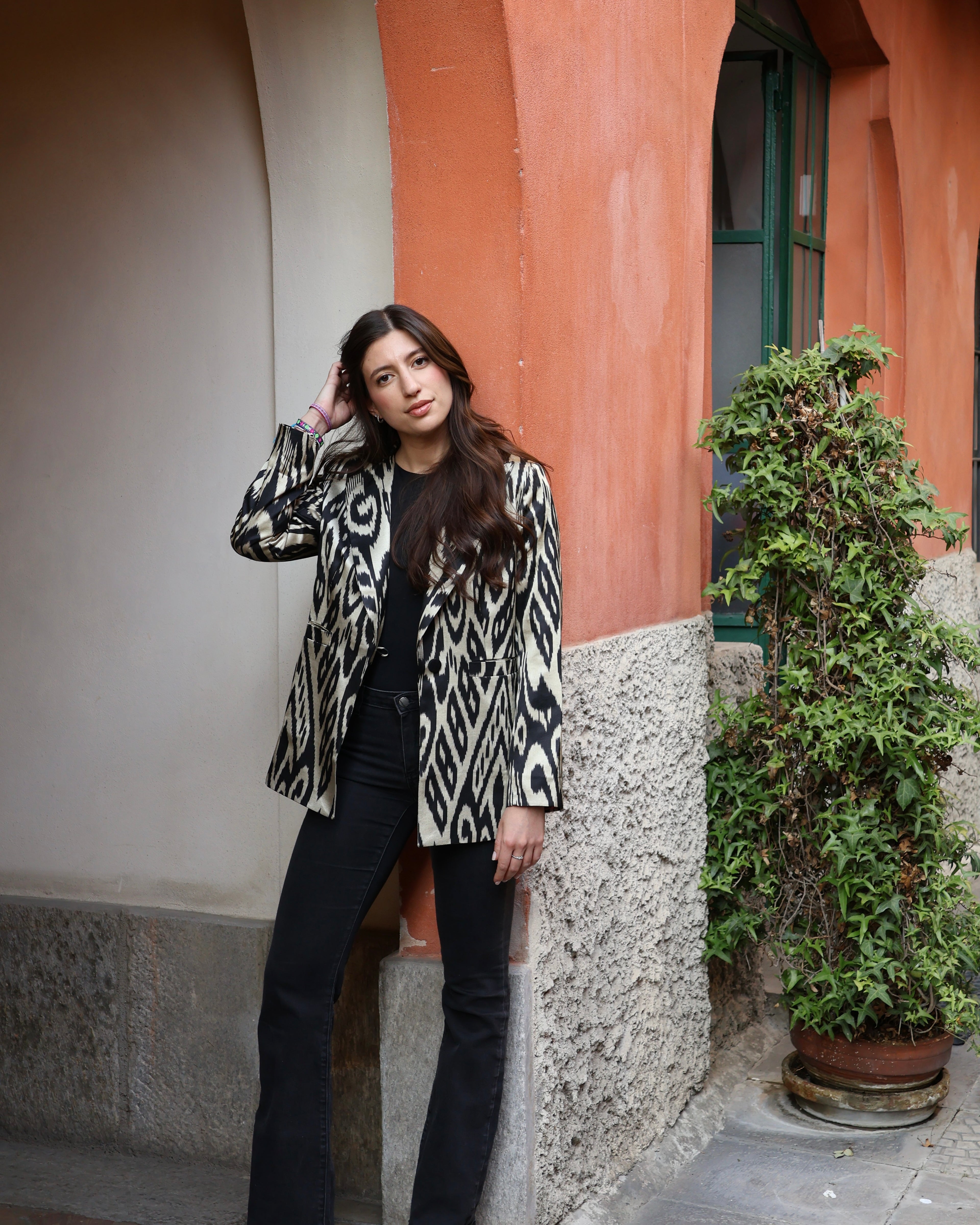 blazer donna elegante indossato con jeans