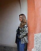 blazer donna Khiva in ikat di seta bianco e nero
