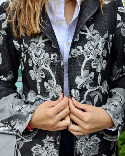 Cappotto Delhi Nero lungo in cashmere e seta di bambù, moda artigianale con dettagli floreali eleganti.