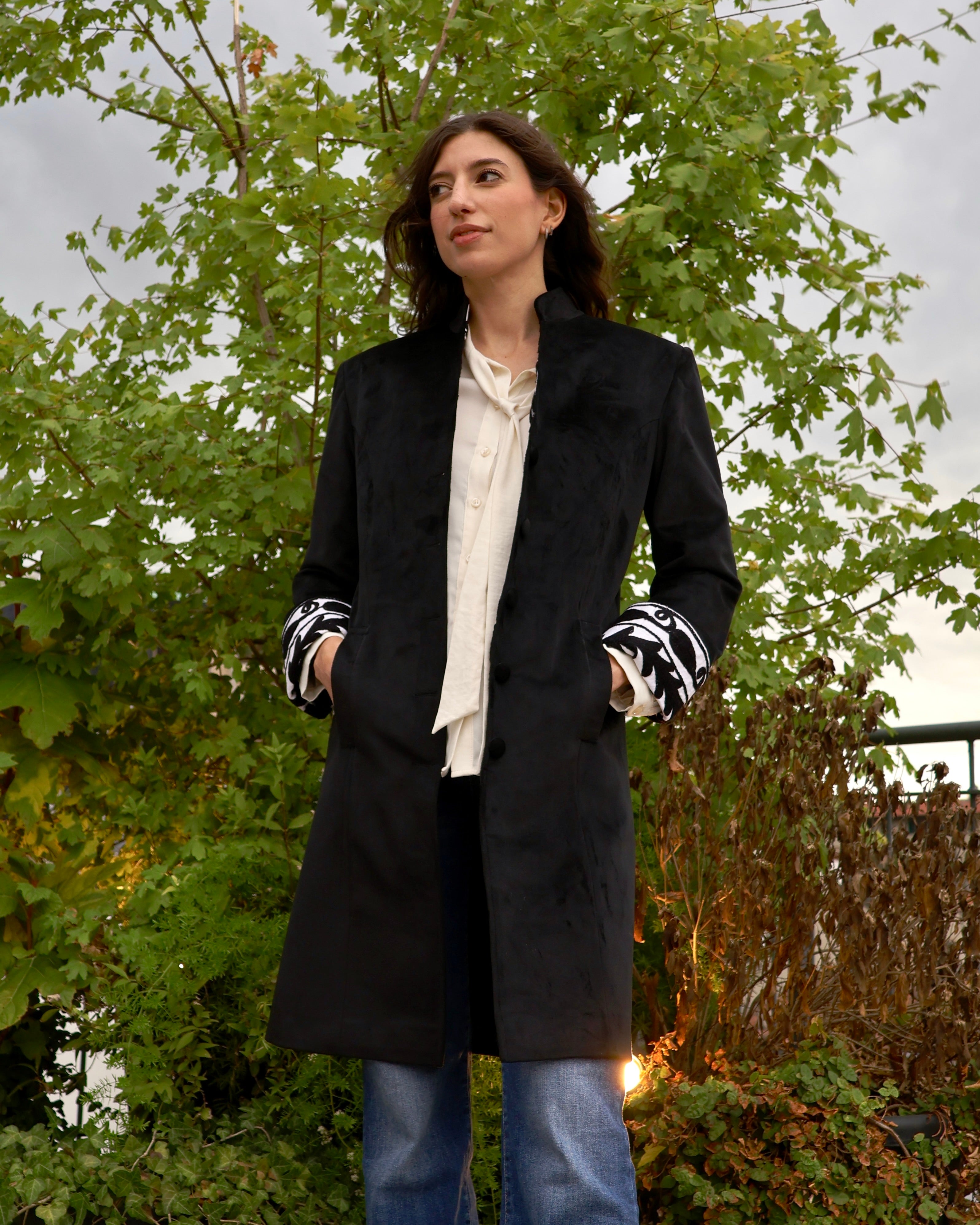 cappotto Jaipur nero velluto di seta ricamo suzani 