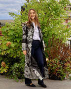 Modella che indossa il Cappotto Delhi Nero lungo, in cashmere e seta di bambù, rappresentante della moda artigianale.