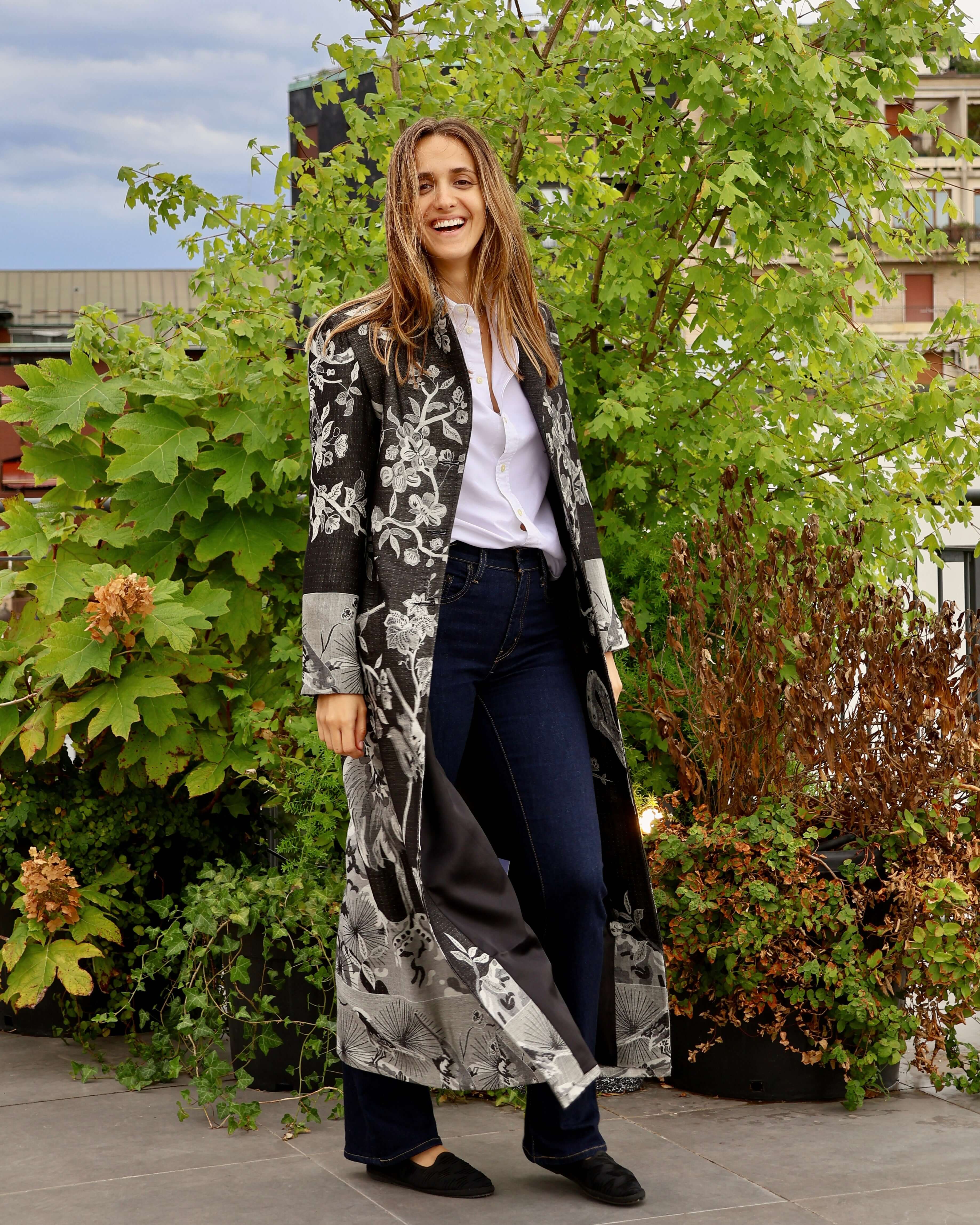 Modella che indossa il Cappotto Delhi Nero lungo, in cashmere e seta di bambù, rappresentante della moda artigianale.