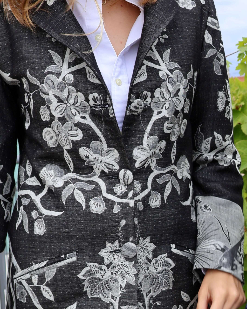 Cappotto Delhi Nero lungo in cashmere e seta di bambù, moda artigianale con dettagli floreali eleganti.