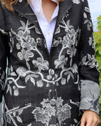 Cappotto Delhi Nero lungo in cashmere e seta di bambù, moda artigianale con dettagli floreali eleganti.