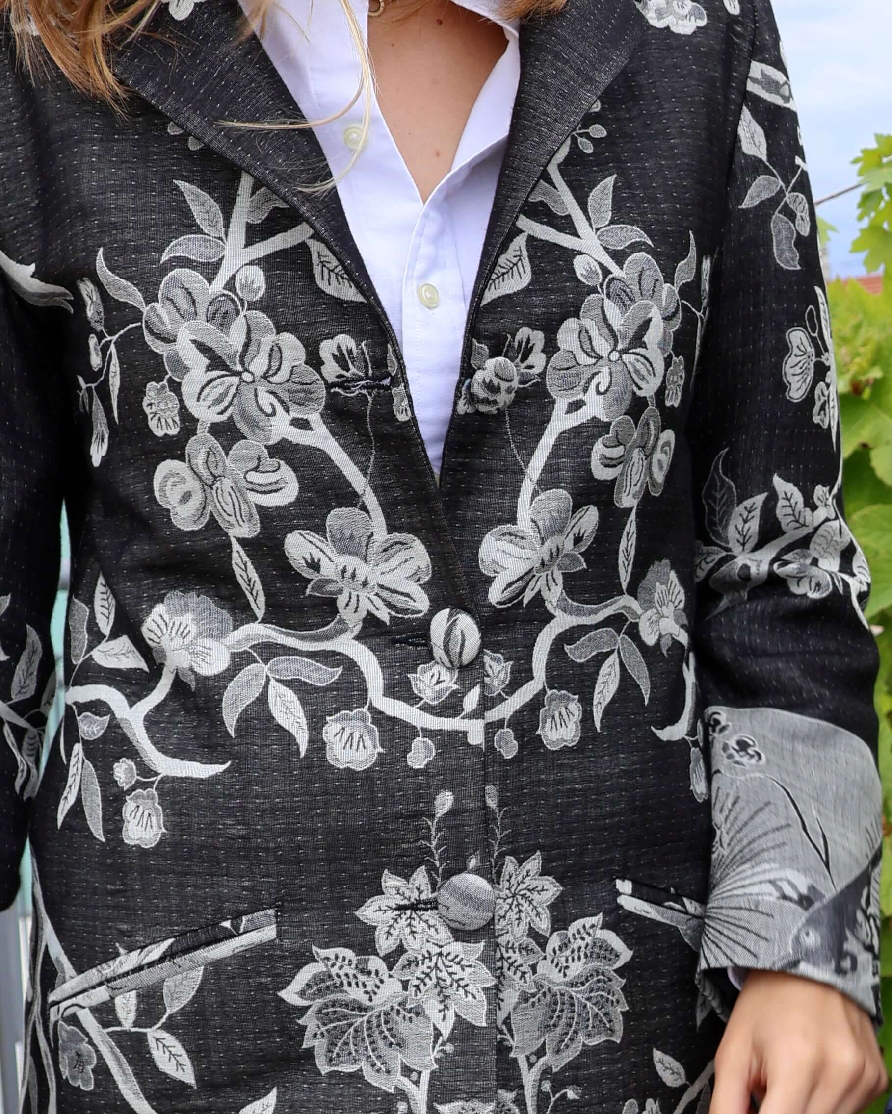 Cappotto Delhi Nero lungo in cashmere e seta di bambù, moda artigianale con dettagli floreali eleganti.