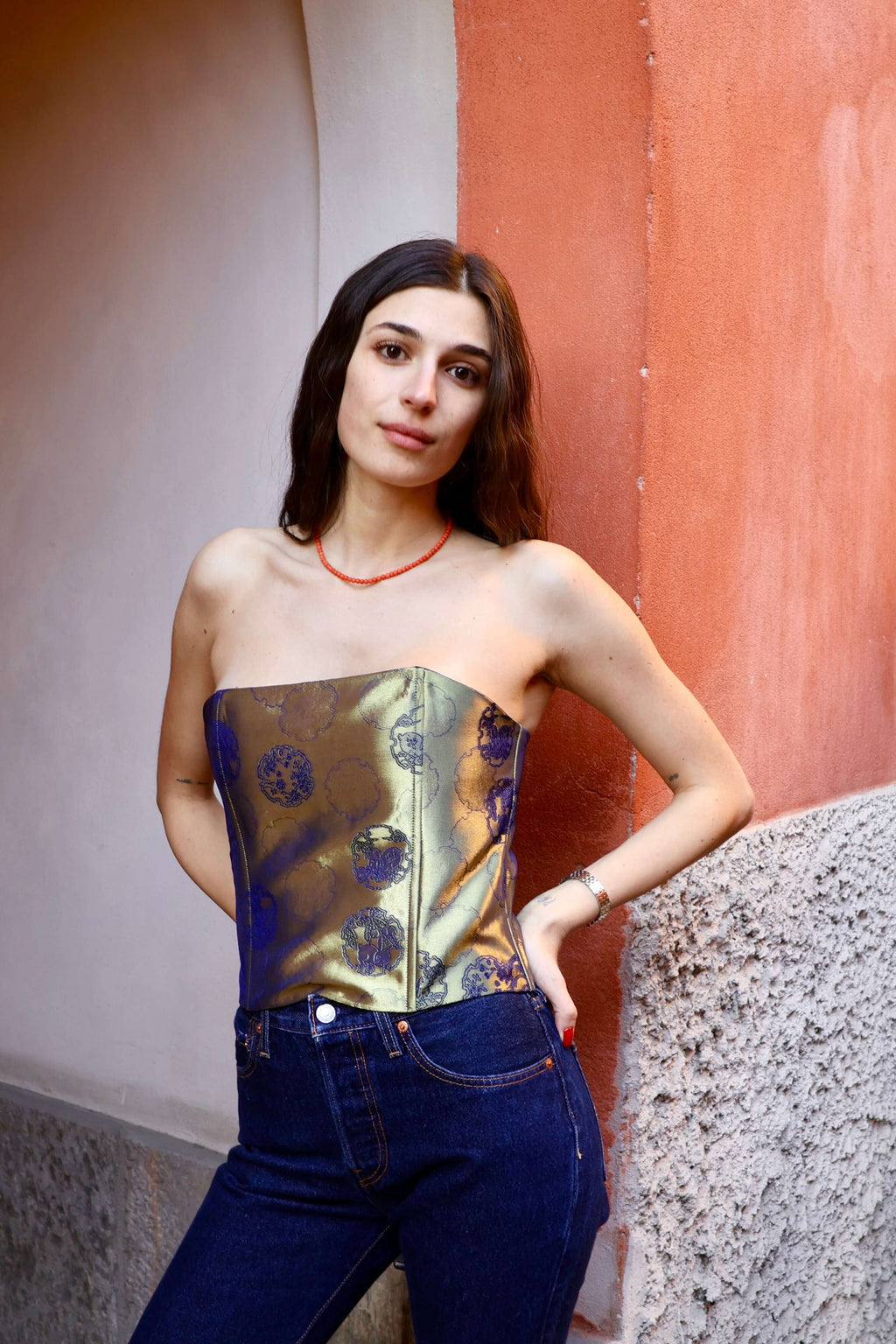 dettagli corsetto oro jeans