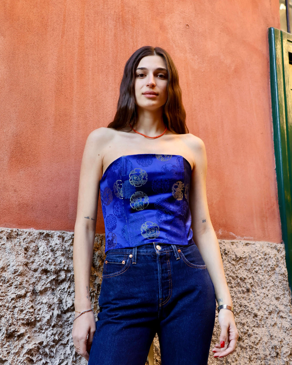 corsetto outfit street style donna contemporaneo
