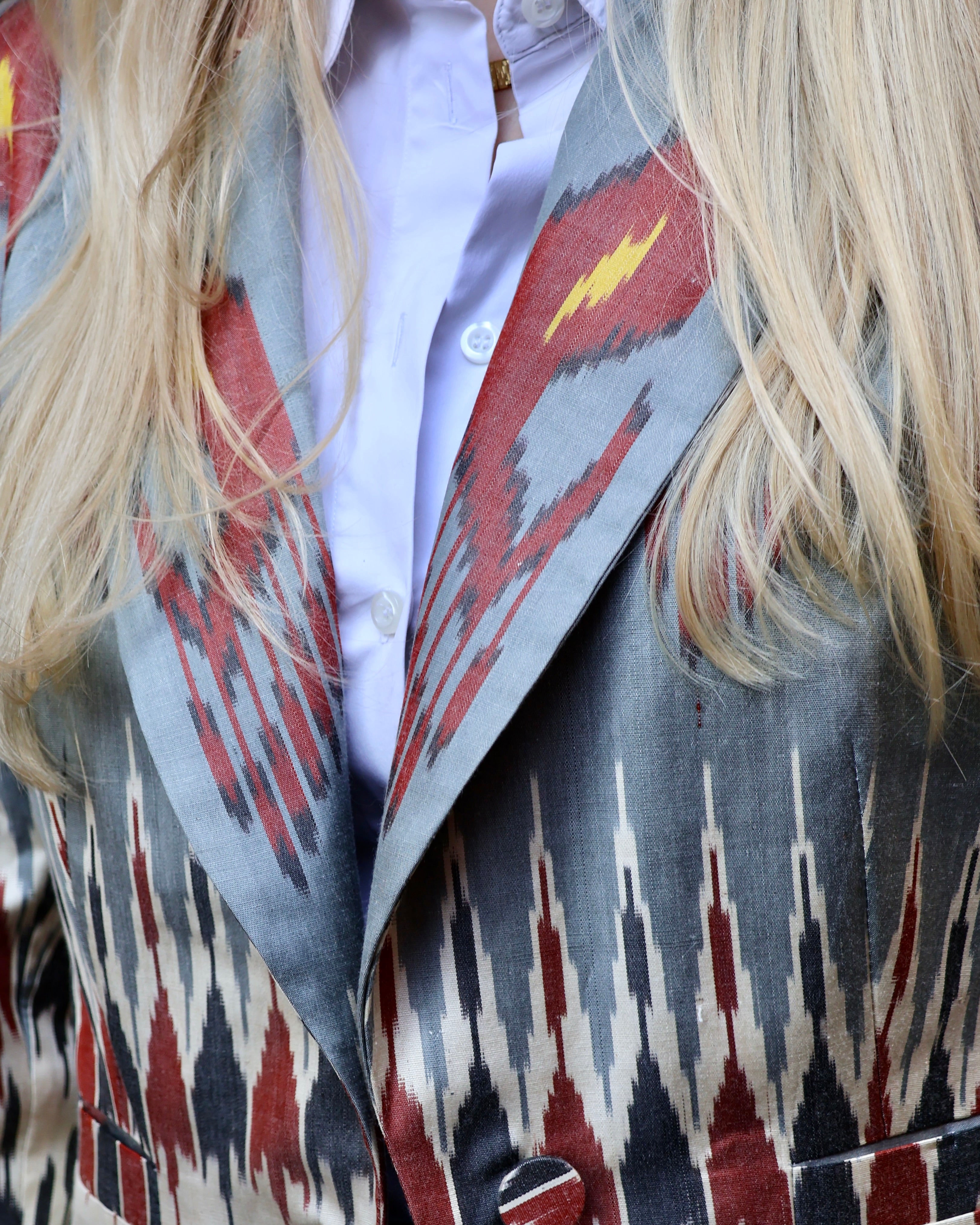dettaglio tessuto ikat seta blazer artigianale