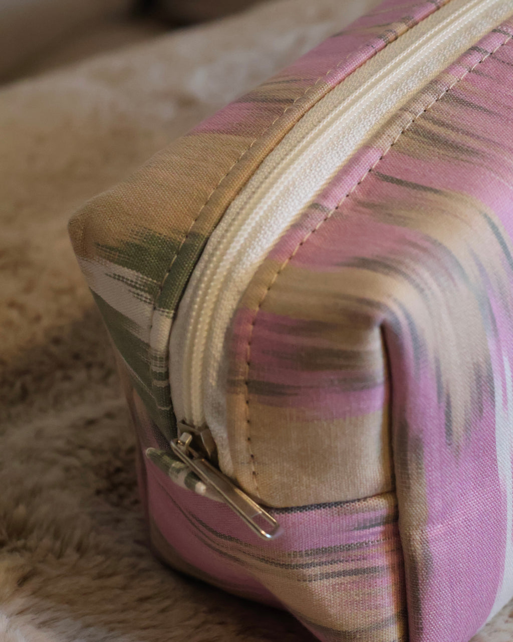 dettaglio tessuto ikat cotone beauty case
