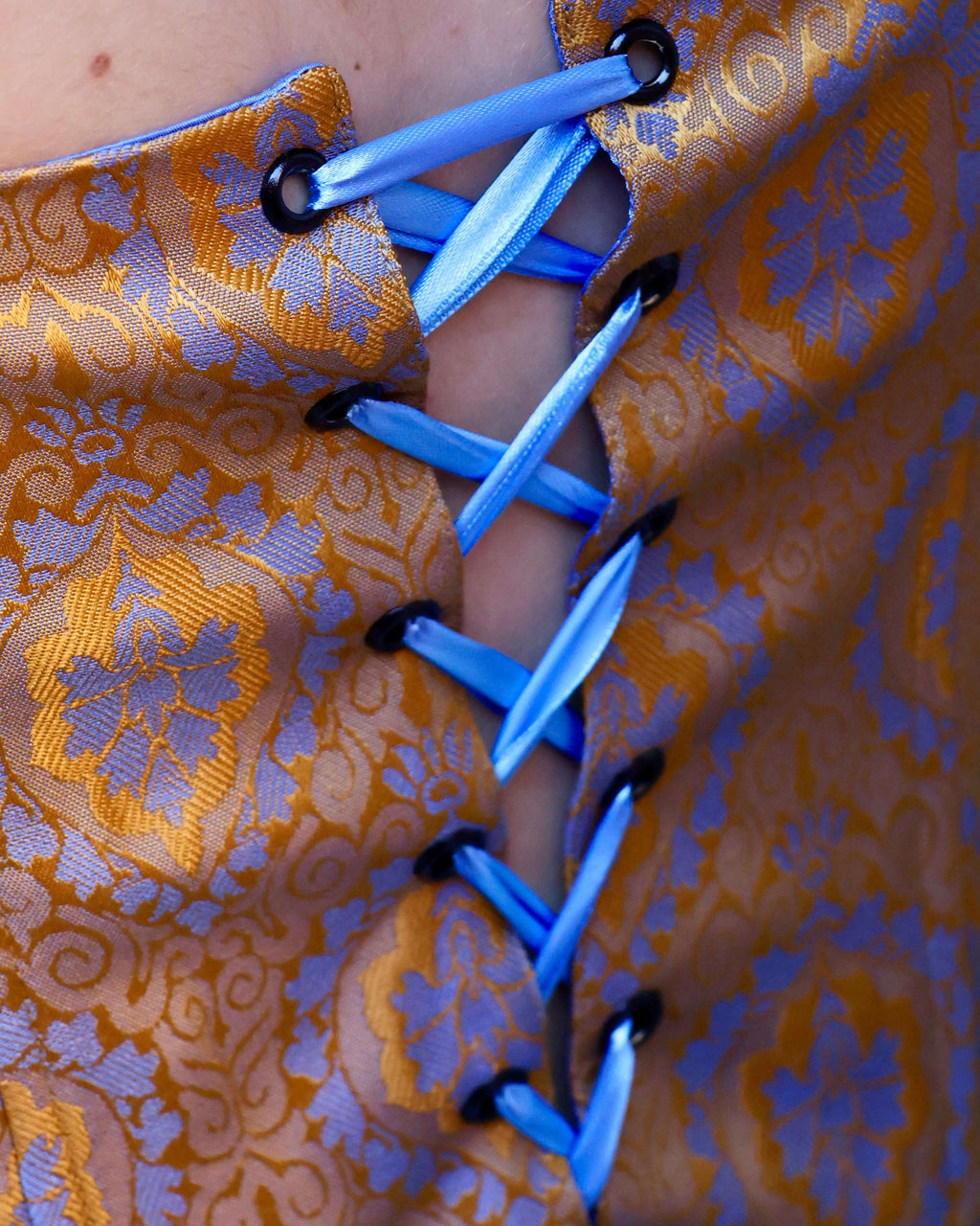 chiusura corsetto regolabile a nastro dettaglio