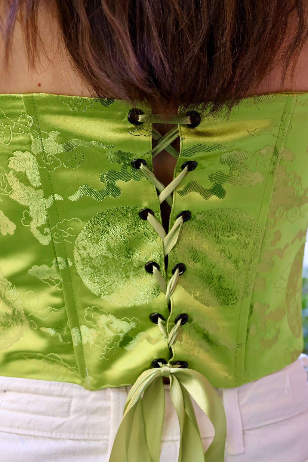 dettaglio corsetto donna con lacci regolabili e occhielli metallici