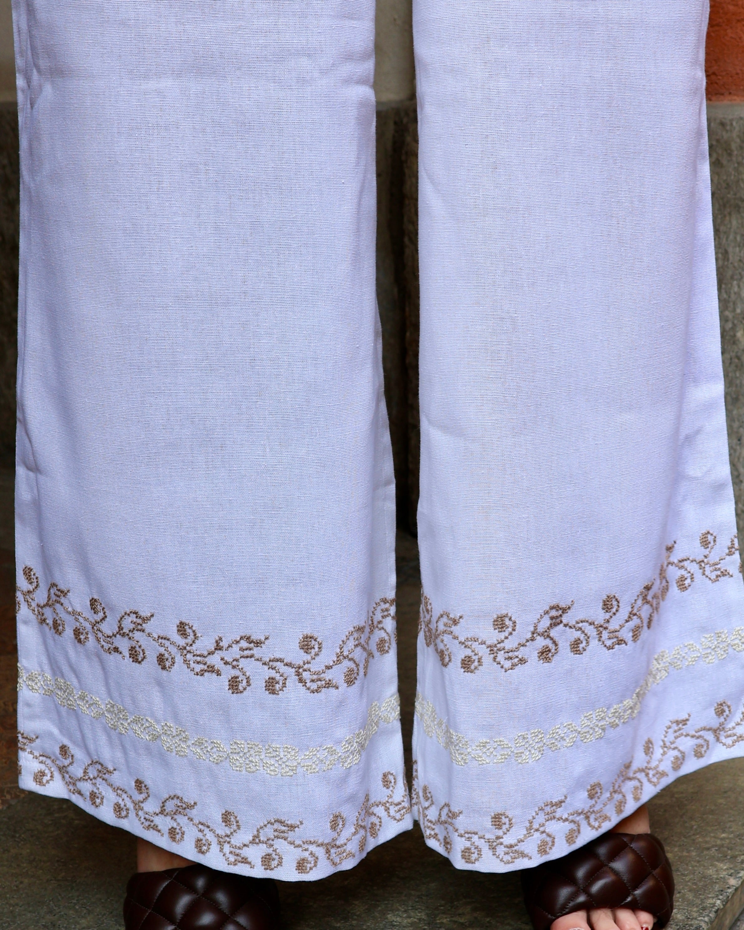 Pantalone Petra in lino e ricamato a mano