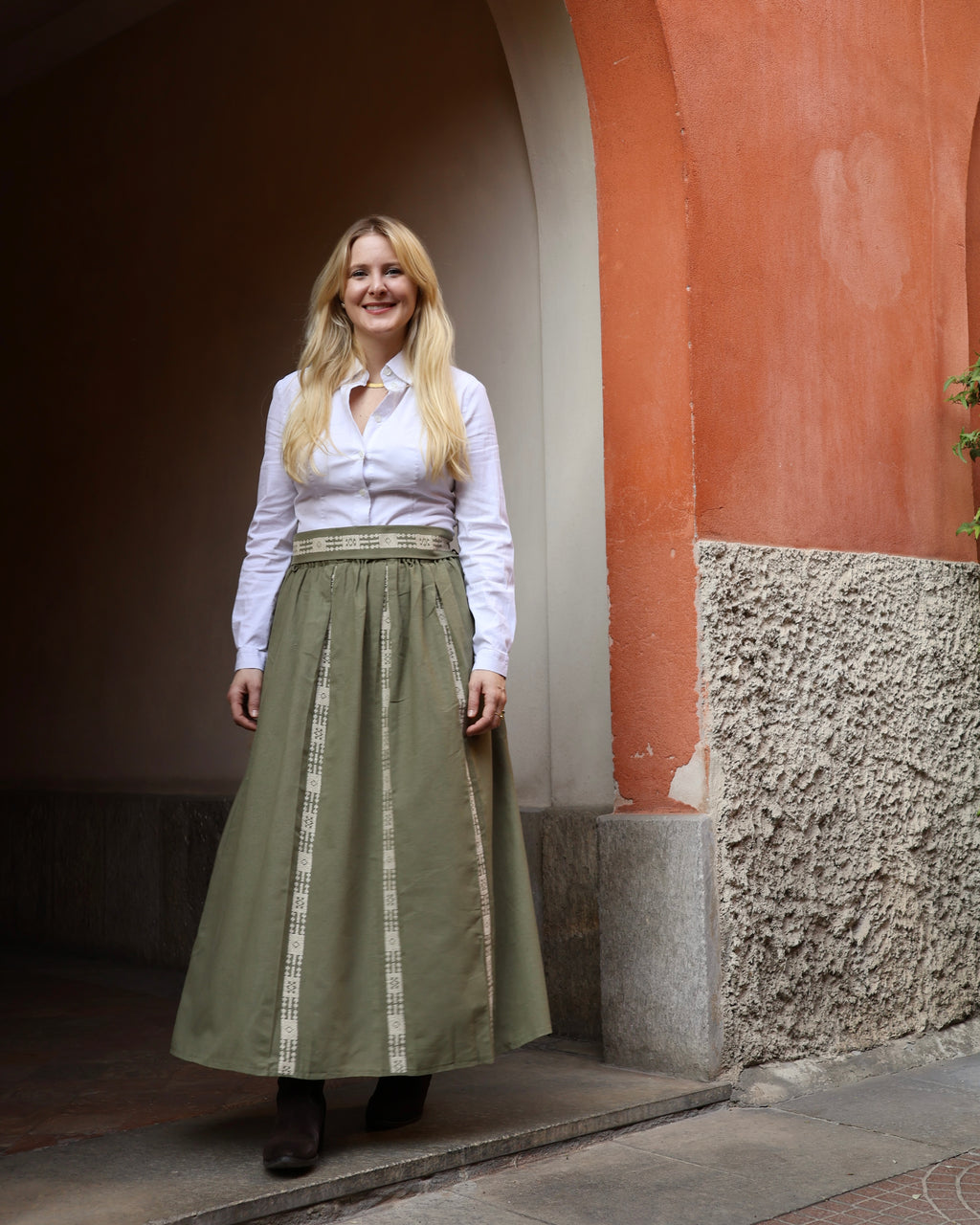 Wadi Rum long skirt in linen and hand-embroidered