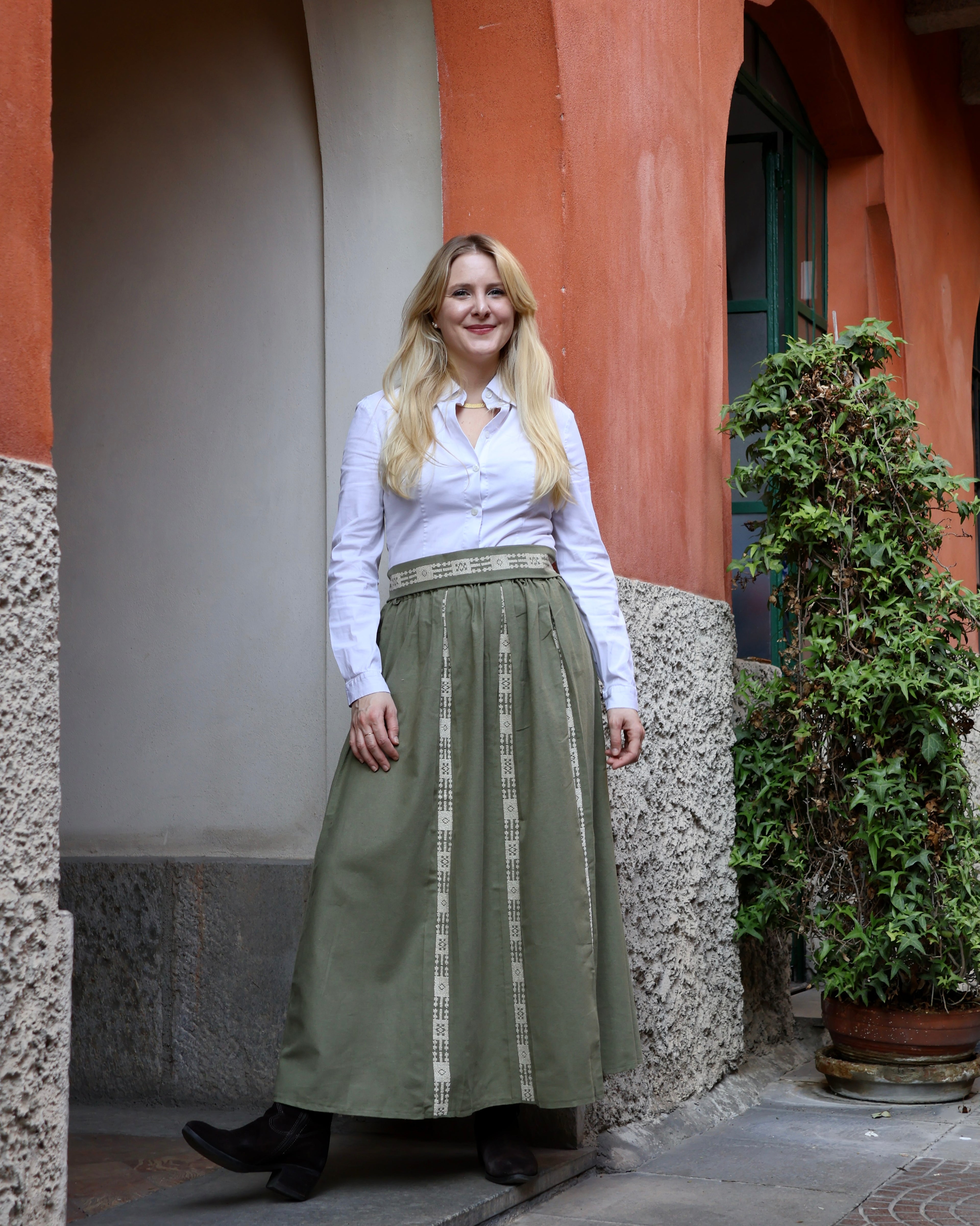 Wadi Rum long skirt in linen and hand-embroidered