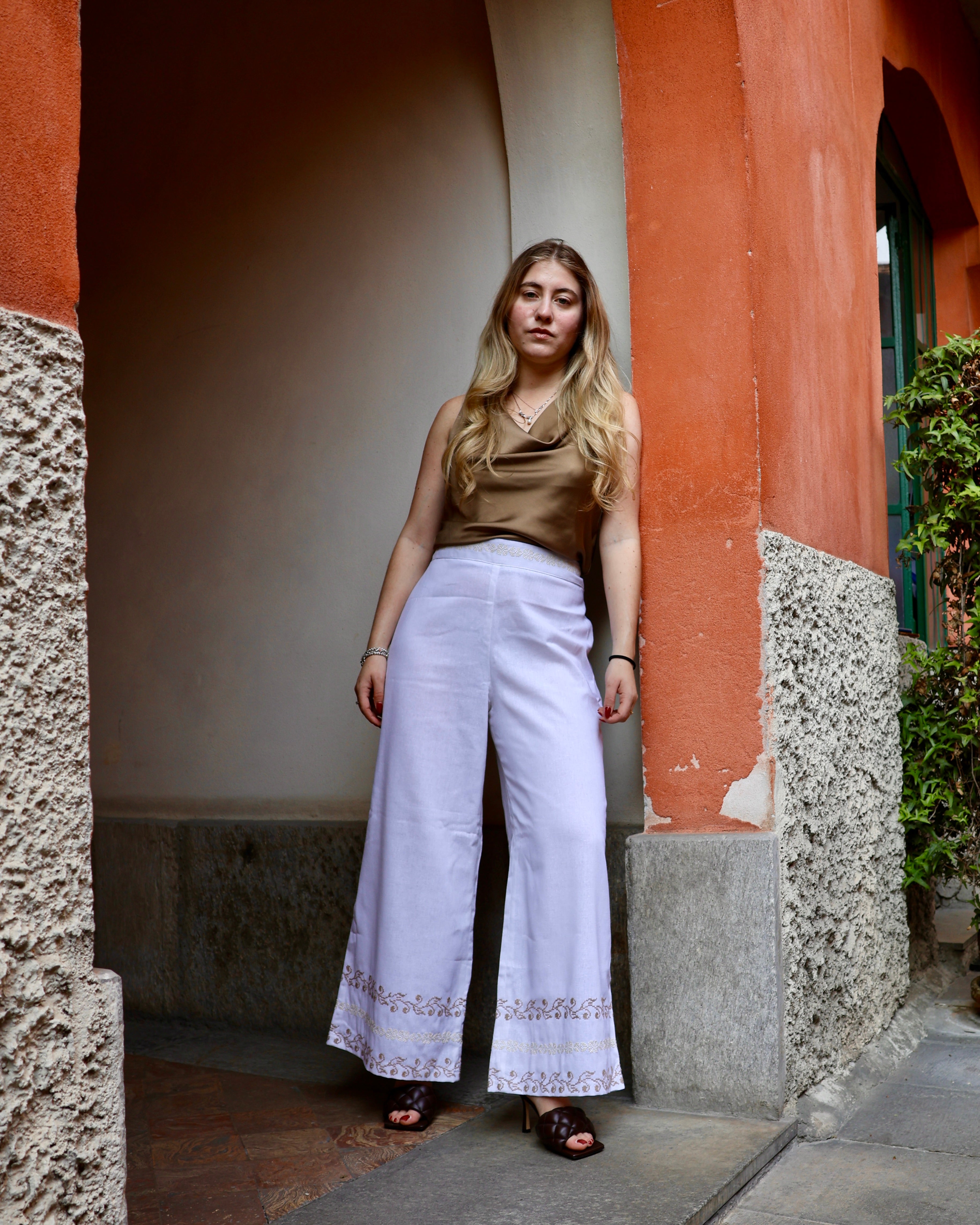 Petra trousers in linen and hand-embroidered