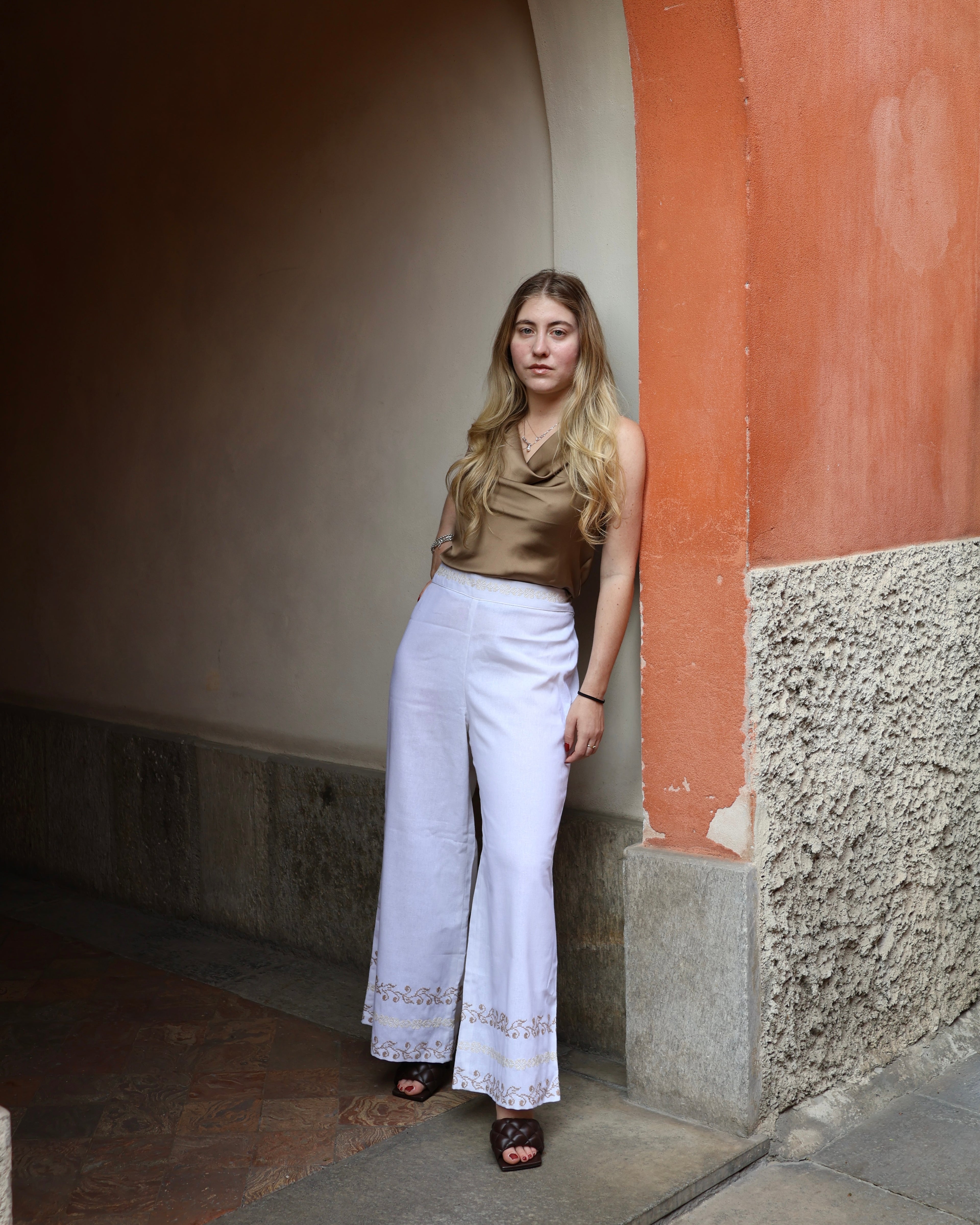 Pantalone Petra in lino e ricamato a mano