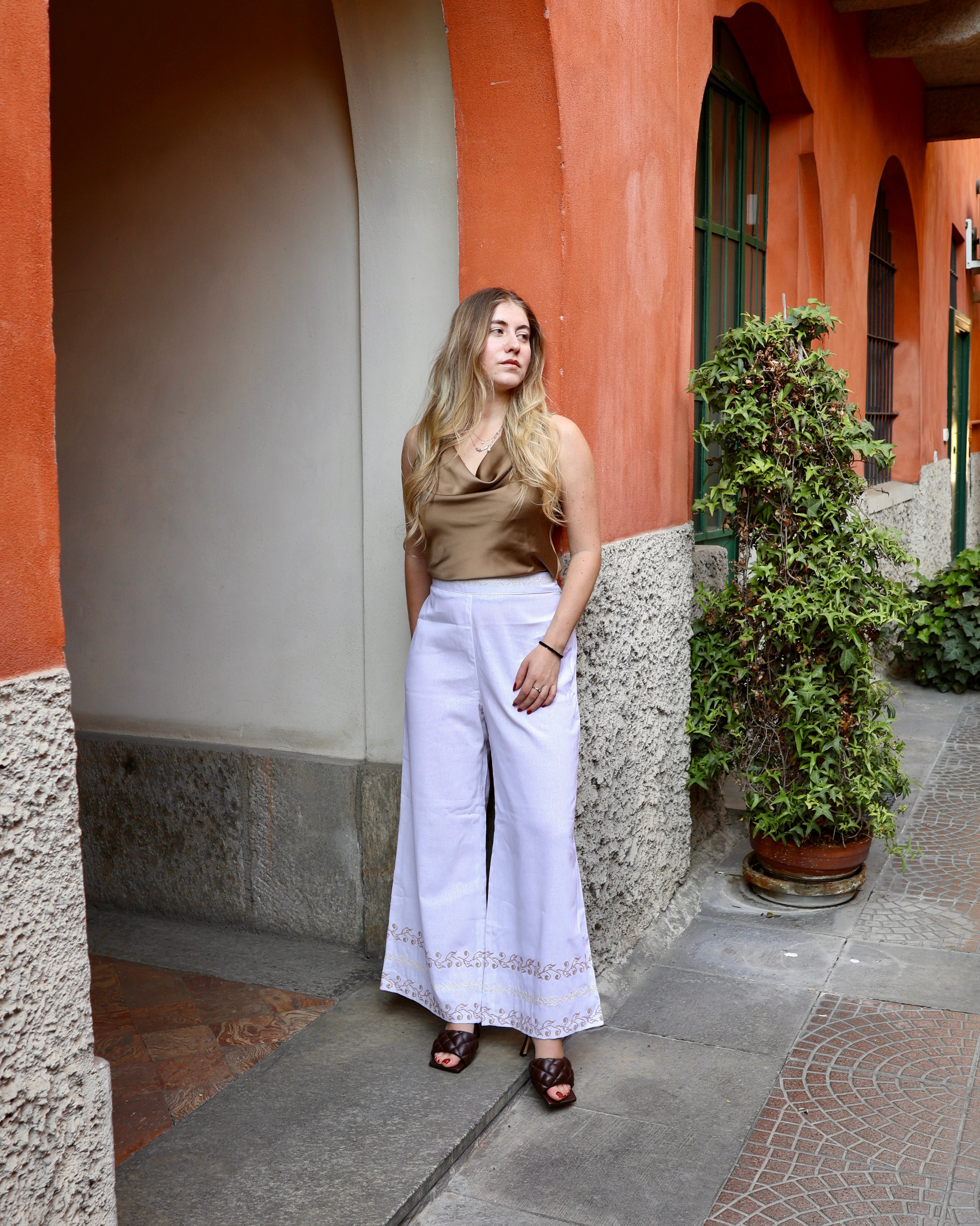 Petra trousers in linen and hand-embroidered