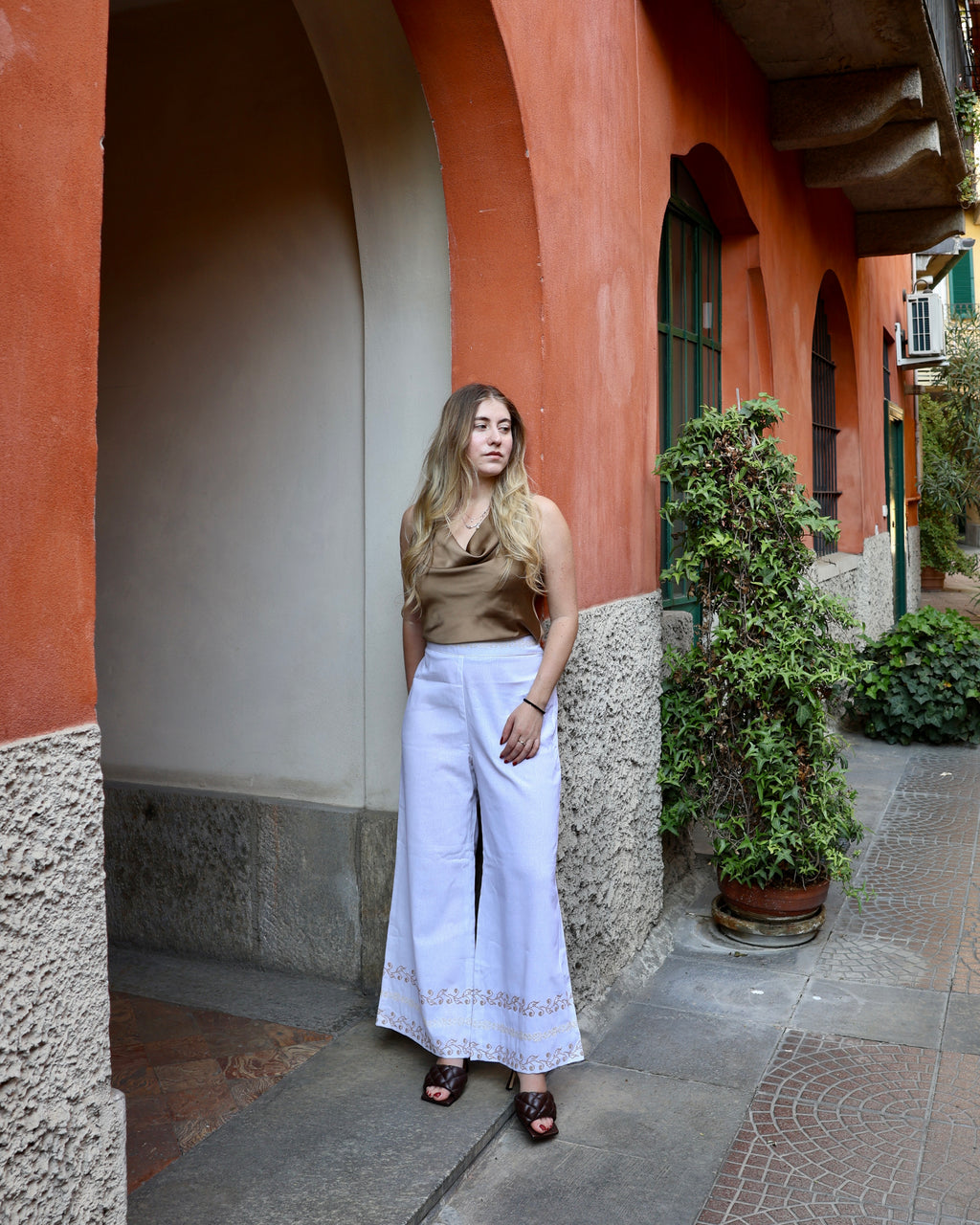 Petra trousers in linen and hand-embroidered