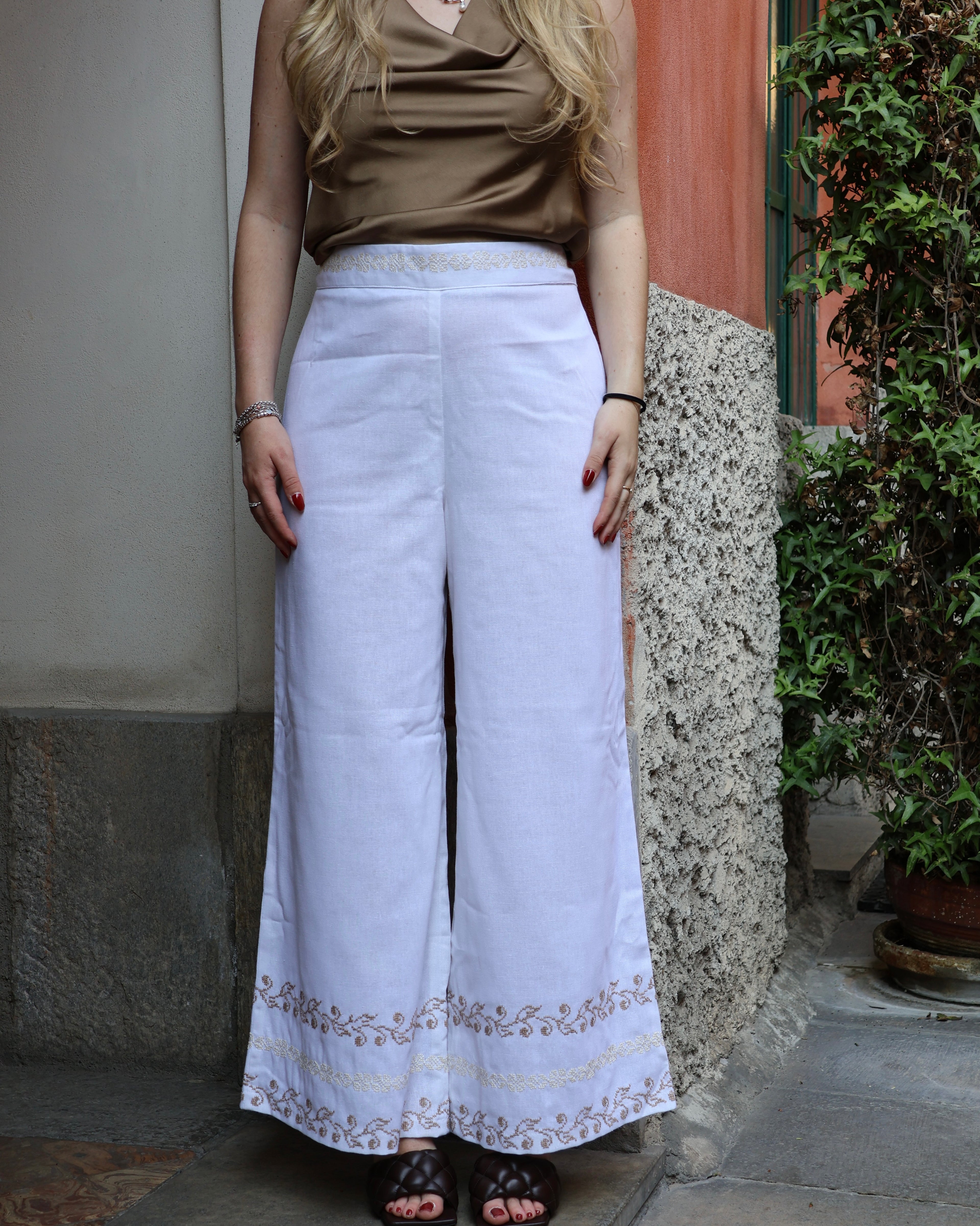 Pantalone Petra in lino e ricamato a mano