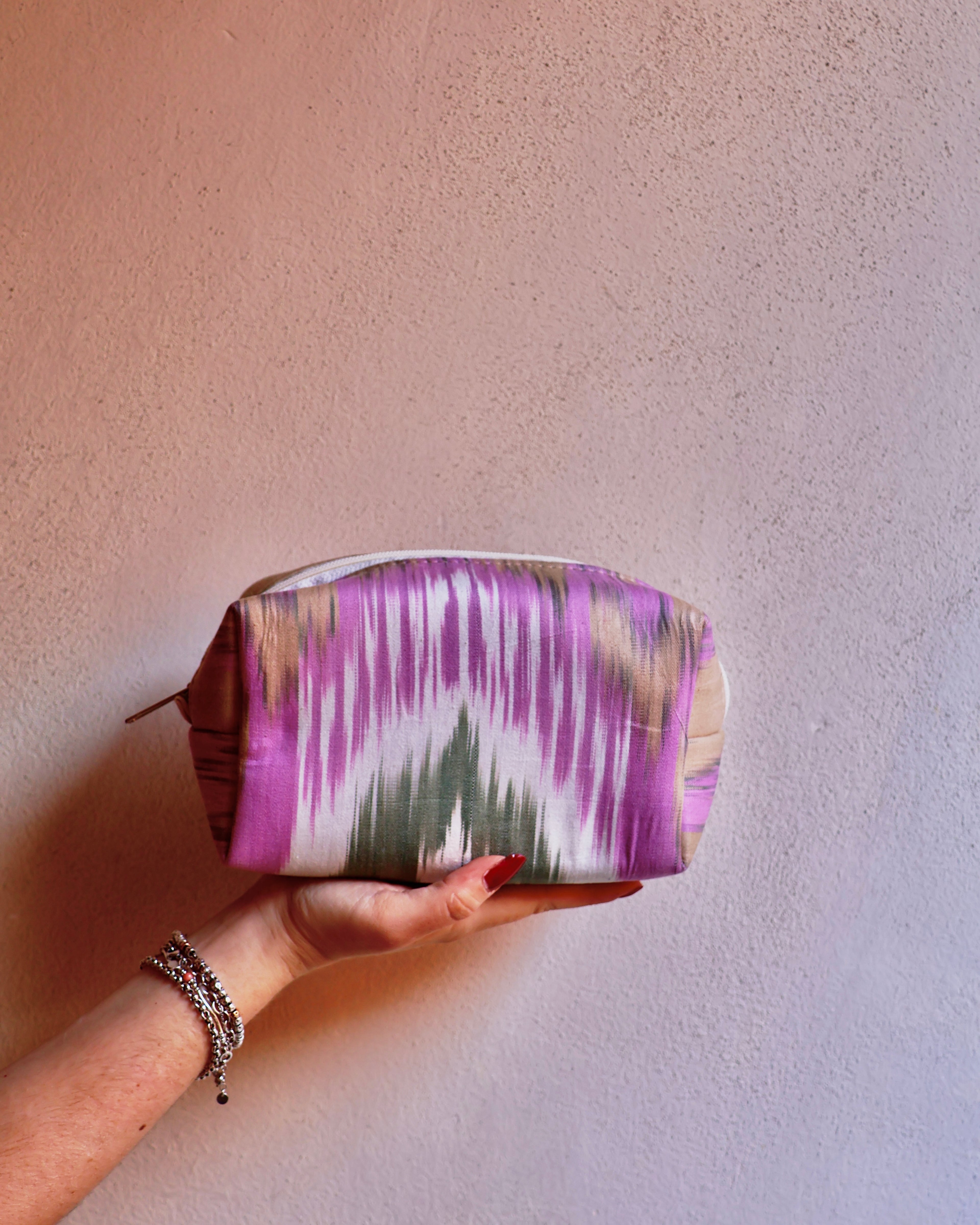 dettaglio tessuto ikat cotone beauty case