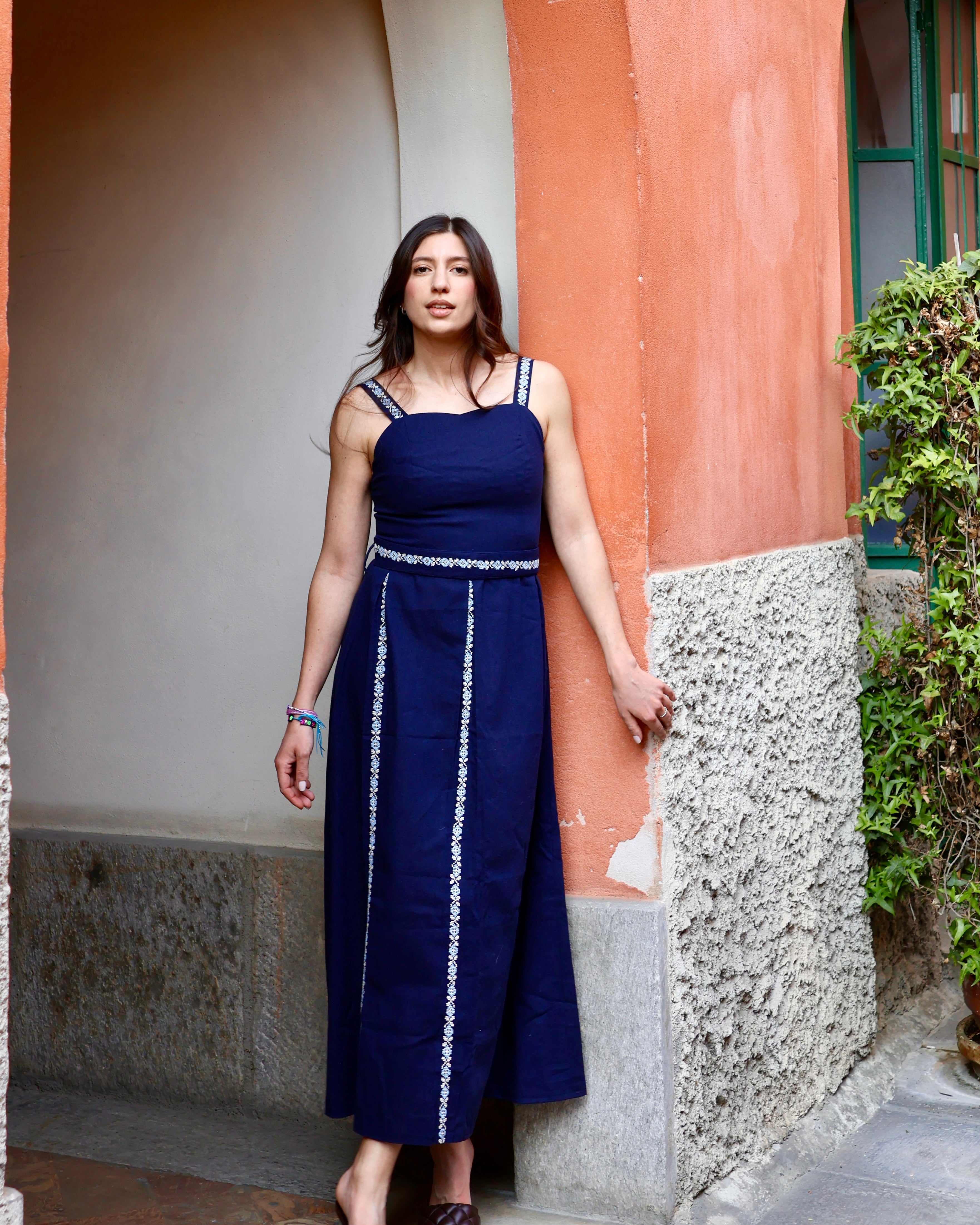 Vestito Amman lungo in lino e ricamato a mano