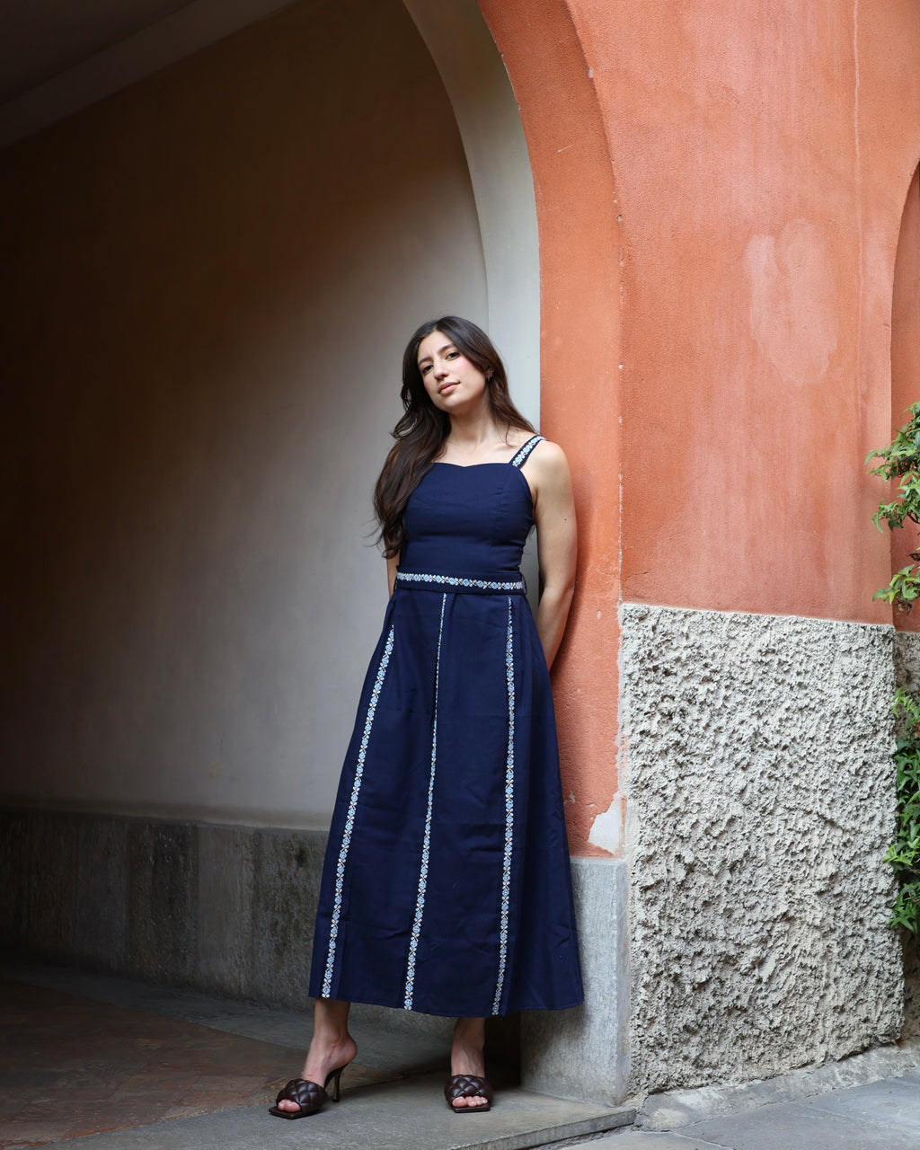 Long Amman dress in linen and hand-embroidered