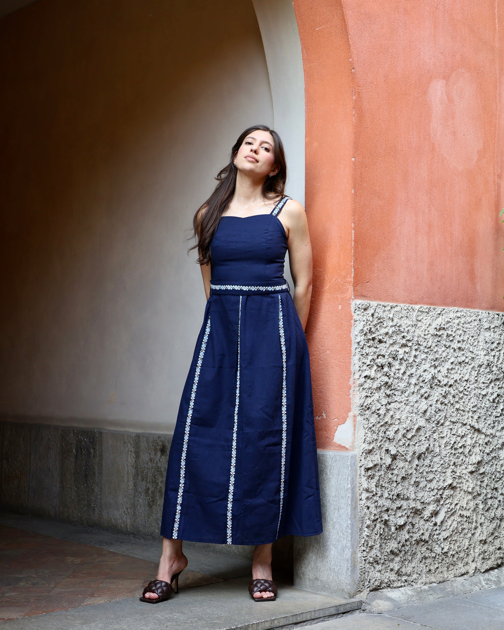 Long Amman dress in linen and hand-embroidered