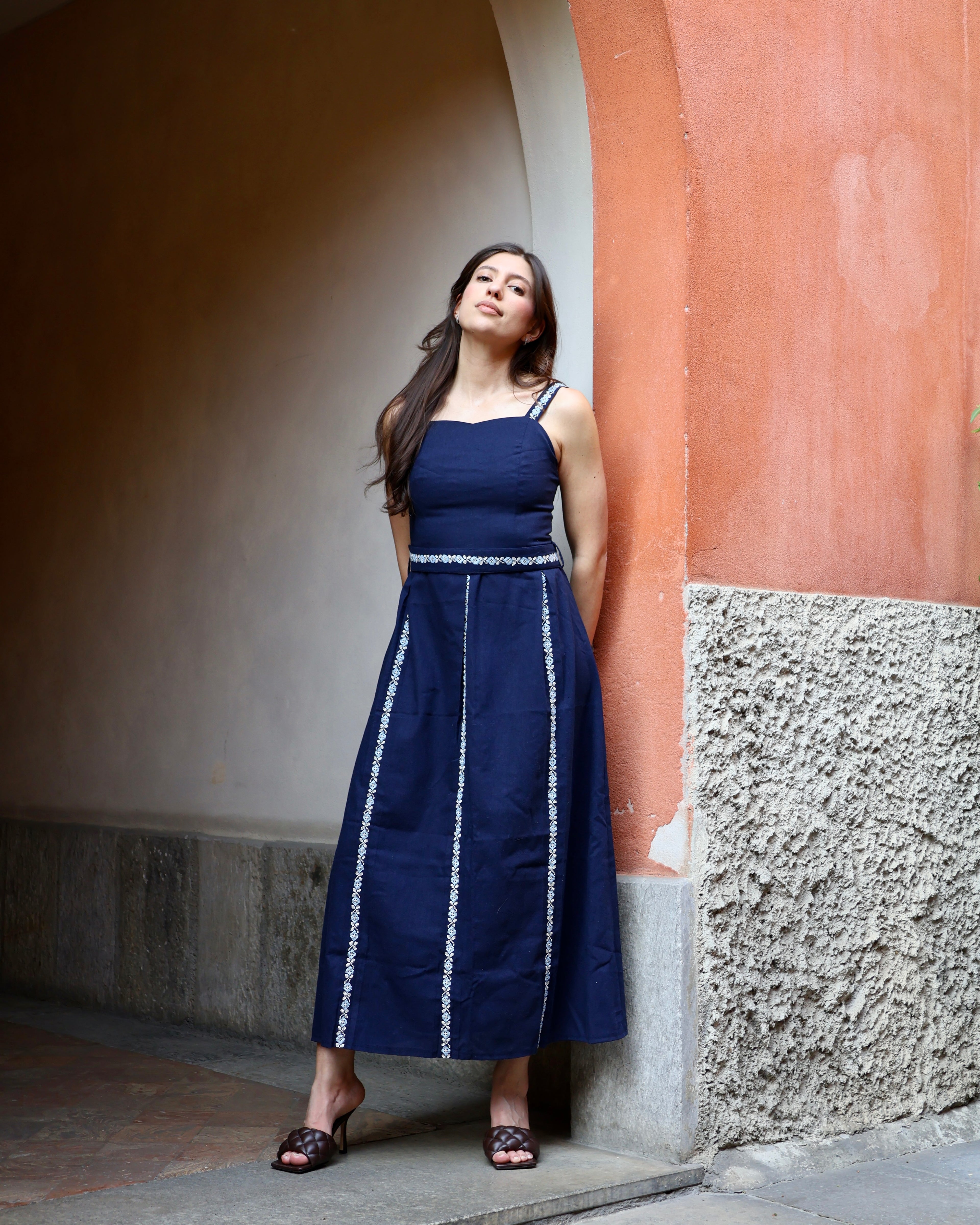 Long Amman dress in linen and hand-embroidered
